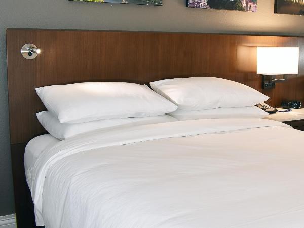 Delta Hotels by Marriott Indianapolis East : photo 1 de la chambre queen room with queen bed and transfer shower - mobility and hearing accessible