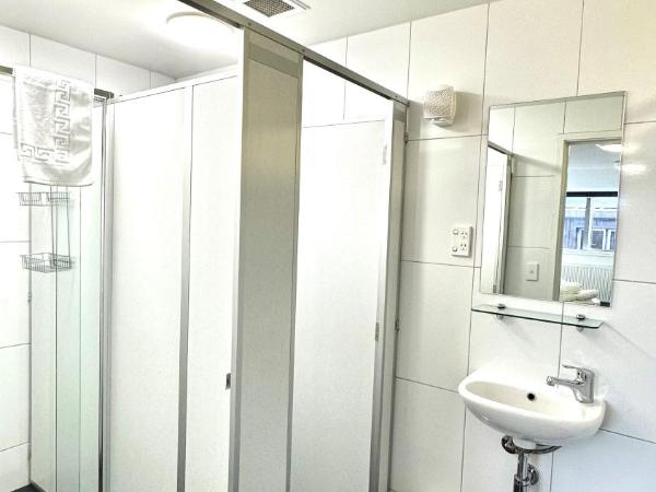 The Brownston Hostel : photo 3 de la chambre chambre quadruple avec salle de bains privative