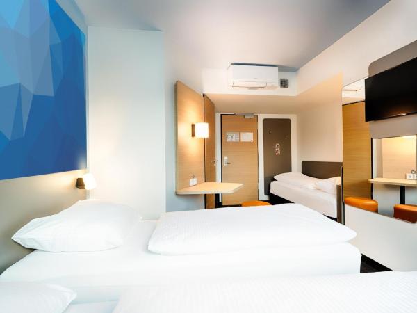B&B Hotel Stuttgart-Vaihingen : photo 1 de la chambre chambre triple