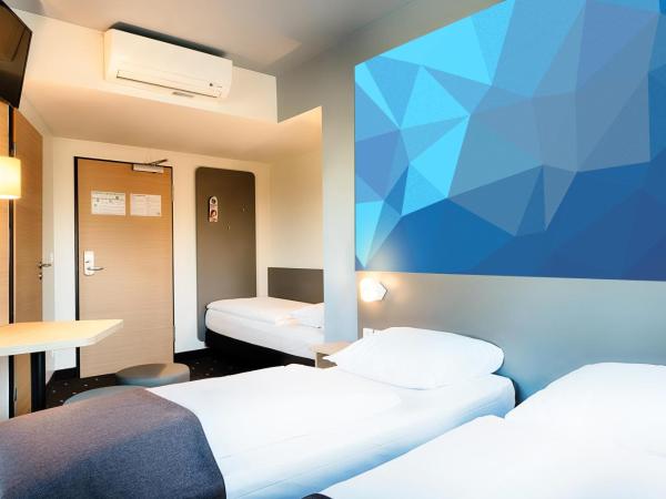 B&B Hotel Stuttgart-Vaihingen : photo 4 de la chambre chambre triple