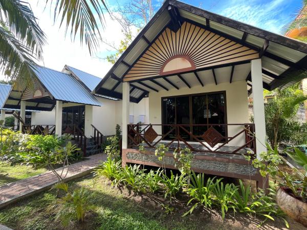 Noble House Beach Resort : photo 5 de la chambre bungalow - vue sur jardin