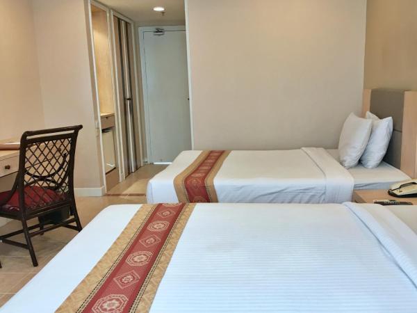 Corus Paradise Resort Port Dickson : photo 8 de la chambre standard two queen beds road view