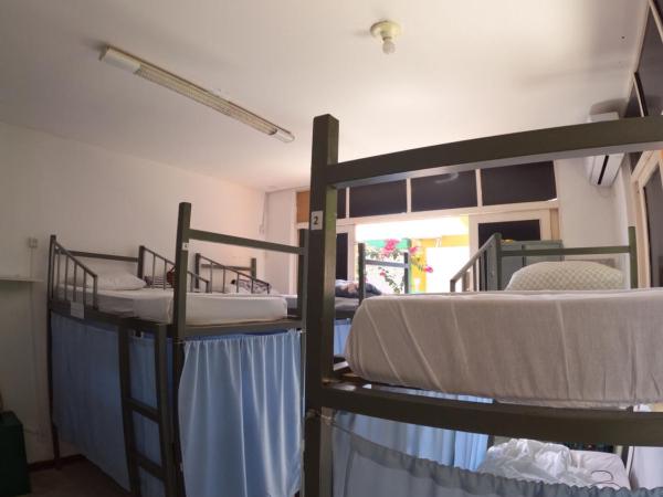 Nomads Hostel Multicultural & Coworking : photo 2 de la chambre lit dans dortoir mixte de 8 lits 