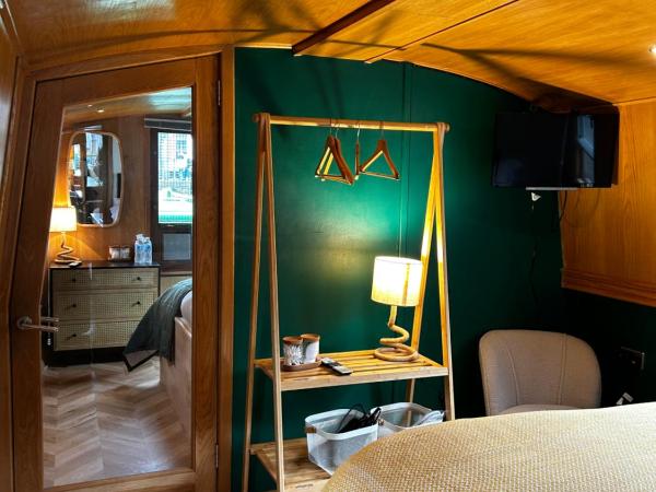 The Four Sisters Boatel - Houseboat : photo 4 de la chambre appartement avec terrasse