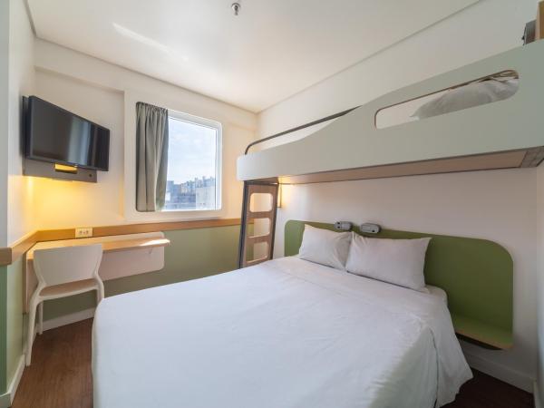 ibis budget Manaus : photo 8 de la chambre standard room with double bed and foldaway bed