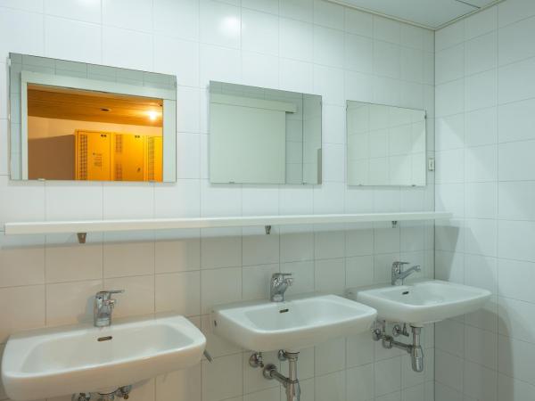 Montreux Youth Hostel : photo 3 de la chambre chambre simple avec salle de bains commune
