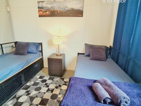 MEEMAW'S House Hostel : photo 7 de la chambre chambre lits jumeaux avec salle de bains commune