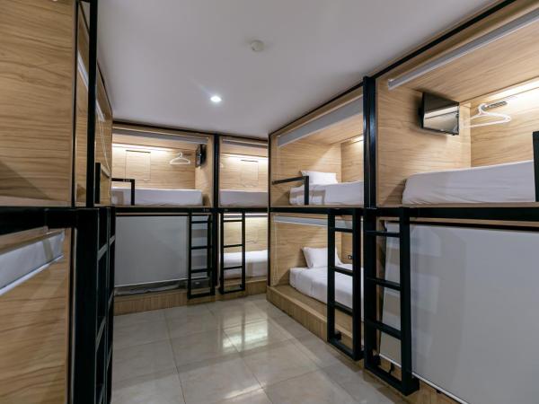 The Bedrooms Hostel Pattaya : photo 1 de la chambre lits superposés dans dortoir masculin 