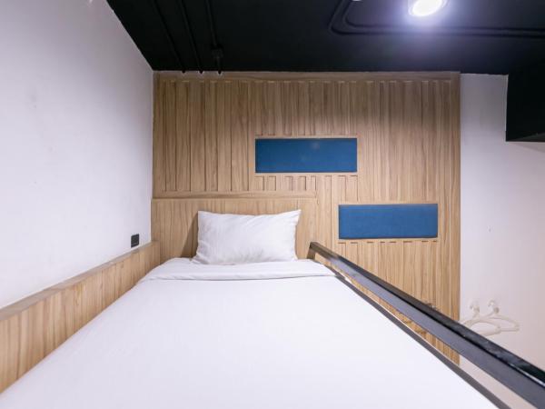 The Bedrooms Hostel Pattaya : photo 6 de la chambre chambre lits jumeaux avec lits superposés
