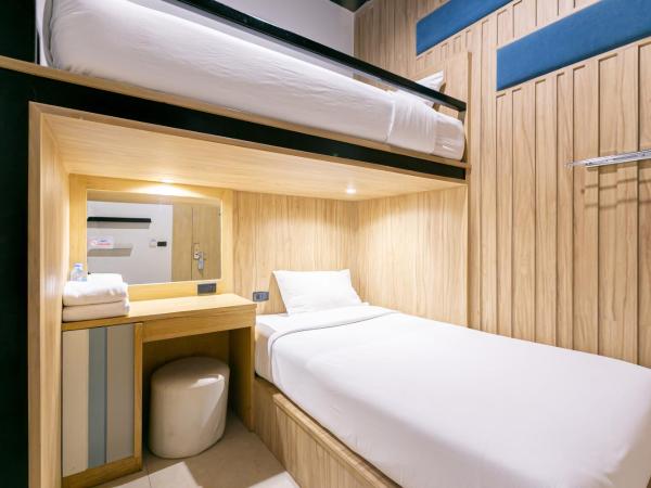 The Bedrooms Hostel Pattaya : photo 1 de la chambre chambre lits jumeaux avec lits superposés