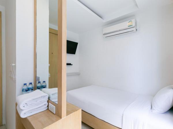 The Bedrooms Hostel Pattaya : photo 3 de la chambre chambre lits jumeaux standard avec salle de bains commune