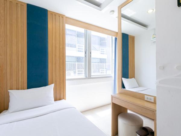 The Bedrooms Hostel Pattaya : photo 9 de la chambre chambre lits jumeaux standard avec salle de bains commune
