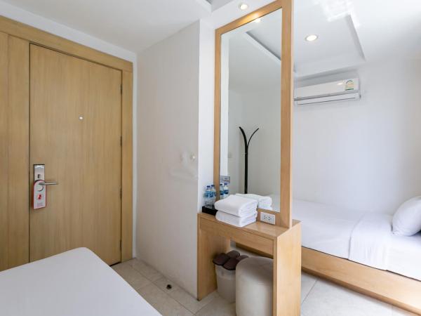The Bedrooms Hostel Pattaya : photo 8 de la chambre chambre lits jumeaux standard avec salle de bains commune