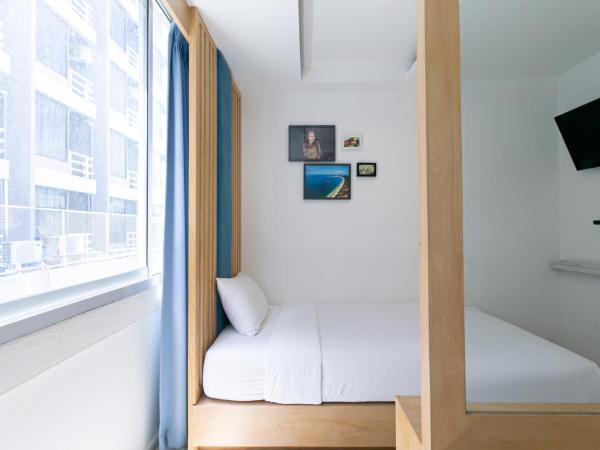 The Bedrooms Hostel Pattaya : photo 6 de la chambre chambre lits jumeaux standard avec salle de bains commune