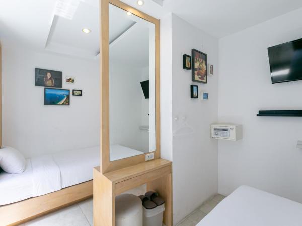 The Bedrooms Hostel Pattaya : photo 7 de la chambre chambre lits jumeaux standard avec salle de bains commune