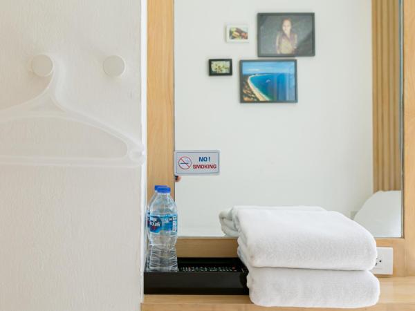 The Bedrooms Hostel Pattaya : photo 5 de la chambre chambre lits jumeaux standard avec salle de bains commune