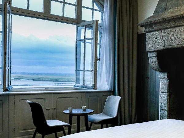 La Mère Poulard : photo 3 de la chambre chambre double ou lits jumeaux - vue sur baie du mont-saint-michel - annexe ermitage