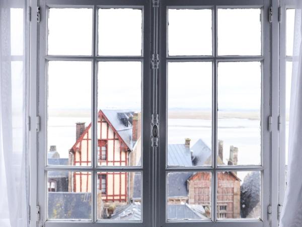 La Mère Poulard : photo 4 de la chambre chambre double ou lits jumeaux - vue sur baie du mont-saint-michel - annexe ermitage