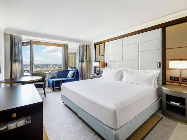 Hilton Budapest : photo 1 de la chambre chambre lit king-size exécutive - vue sur danube et accès au salon exécutif