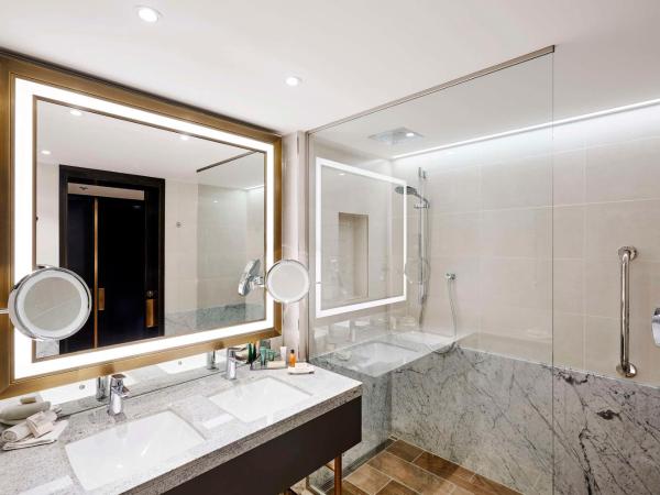 Hilton Budapest : photo 4 de la chambre chambre lit queen-size supérieure - vue sur rue