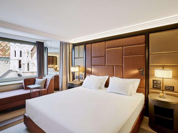 Hilton Budapest : photo 1 de la chambre suite rivière danube avec lit king-size et accès au salon exécutif