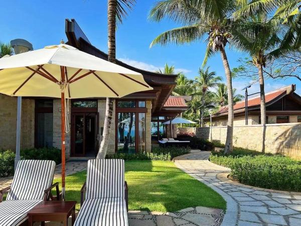 The St. Regis Sanya Yalong Bay Resort : photo 1 de la chambre pool villa, 1 bedroom villa, 1 king, poolside view( stay 2 nights or more: sanya airport pick up and drop off service once)