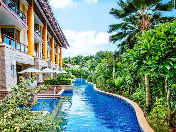 The St. Regis Sanya Yalong Bay Resort : photo 2 de la chambre chambre lagon avec lit king-size et accès à la piscine - vue sur lagon