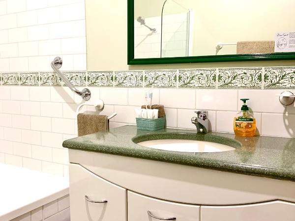 Orana House : photo 3 de la chambre chambre lit queen-size - vue sur jardin