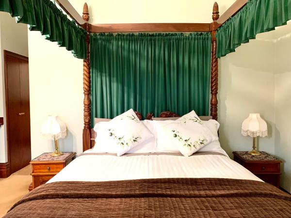 Orana House : photo 6 de la chambre chambre lit queen-size - vue sur jardin