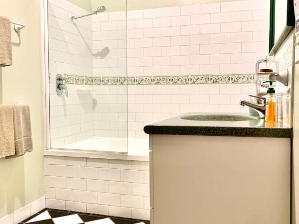 Orana House : photo 5 de la chambre chambre lit queen-size - vue sur jardin