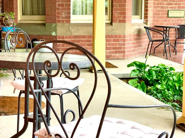 Orana House : photo 8 de la chambre chambre lit queen-size - vue sur jardin