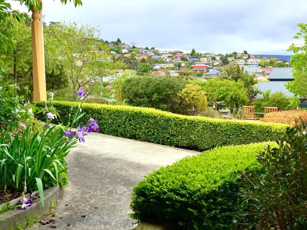 Orana House : photo 7 de la chambre chambre lit queen-size - vue sur jardin