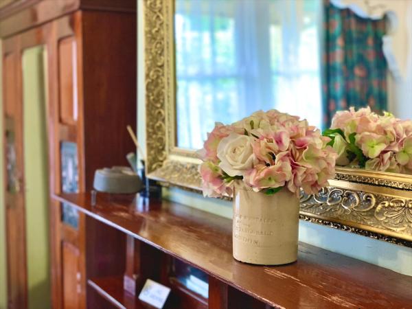 Orana House : photo 4 de la chambre chambre queen-size - vue sur jardin et rivière