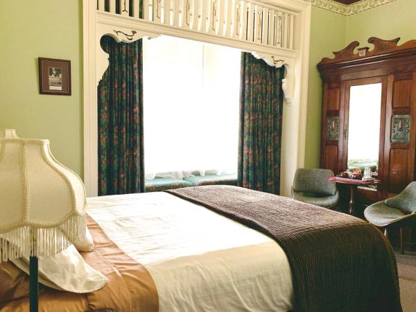 Orana House : photo 8 de la chambre chambre queen-size - vue sur jardin et rivière