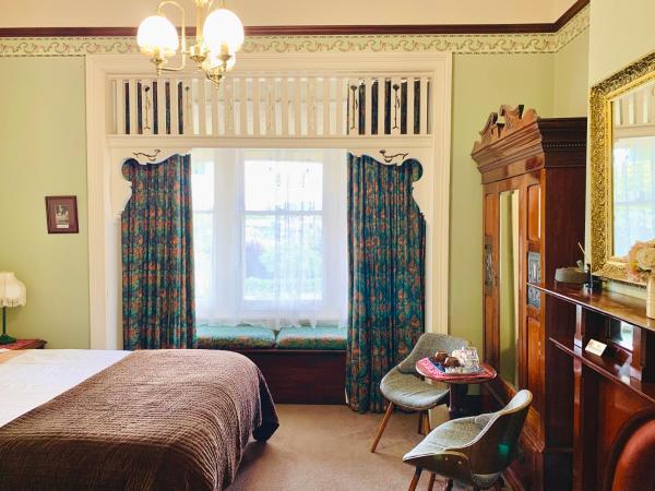 Orana House : photo 7 de la chambre chambre queen-size - vue sur jardin et rivière