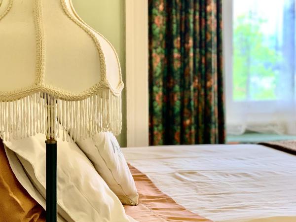 Orana House : photo 5 de la chambre chambre queen-size - vue sur jardin et rivière