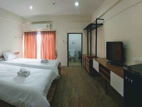 Komol Residence Bangkok : photo 2 de la chambre chambre lits jumeaux supérieure avec balcon