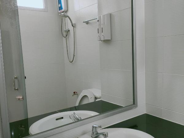 Komol Residence Bangkok : photo 7 de la chambre chambre lits jumeaux supérieure avec balcon