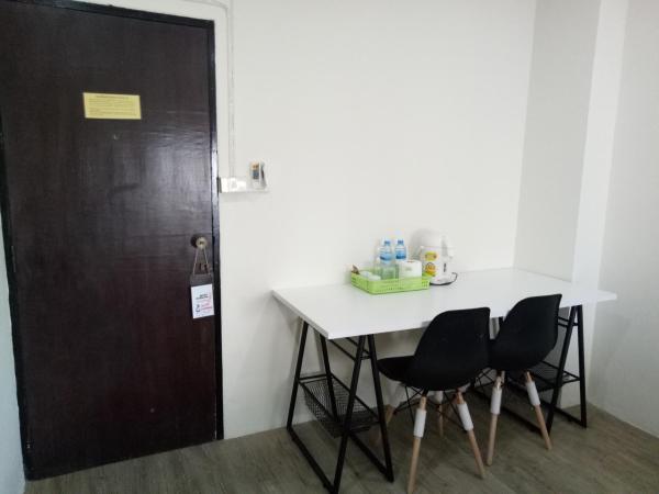 Komol Residence Bangkok : photo 4 de la chambre chambre lits jumeaux supérieure avec balcon