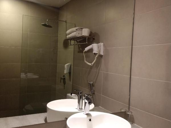 Kinabalu Daya Hotel : photo 7 de la chambre chambre deluxe - vue sur ville