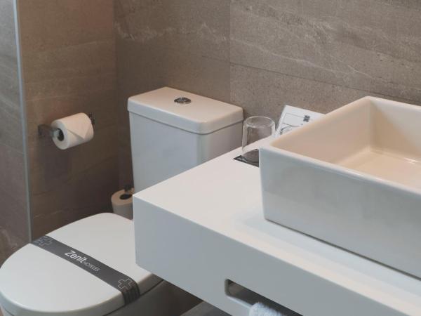 Zenit Conde de Orgaz : photo 4 de la chambre chambre lits jumeaux avec lit d'appoint (3 adultes)