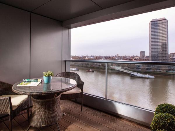 Park Plaza London Riverbank : photo 4 de la chambre suite 1 chambre avec kitchenette et balcon - vue sur fleuve