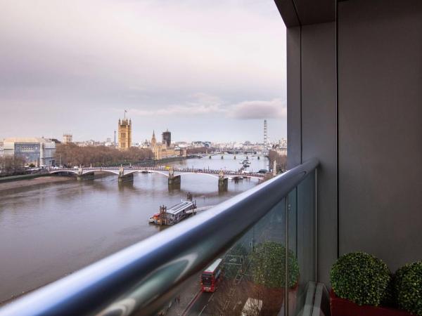 Park Plaza London Riverbank : photo 8 de la chambre suite 1 chambre avec kitchenette et balcon - vue sur fleuve