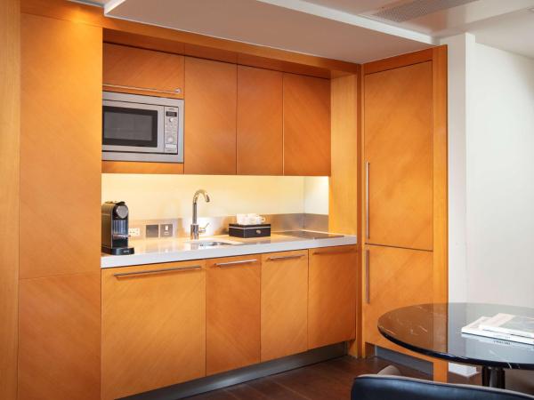 Park Plaza London Riverbank : photo 6 de la chambre suite 1 chambre avec kitchenette et balcon - vue sur fleuve
