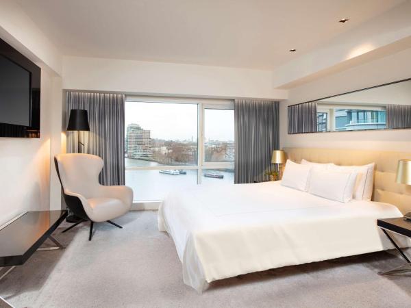 Park Plaza London Riverbank : photo 1 de la chambre suite 1 chambre avec kitchenette et balcon - vue sur fleuve