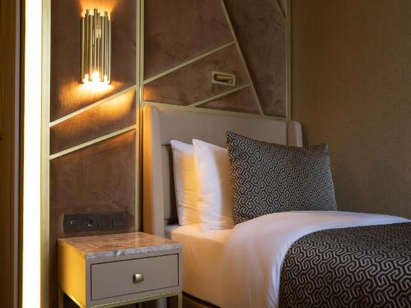 ART Hotel Rotterdam-Fully Renovated : photo 5 de la chambre chambre triple