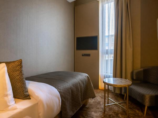 ART Hotel Rotterdam-Fully Renovated : photo 4 de la chambre chambre triple