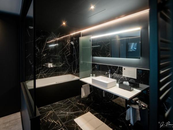 Les Thermes de Spa by La Cour de la Reine Hôtel, Suites & accès gratuit au centre thermal : photo 3 de la chambre suite supérieure avec baignoire spa et accès au bain thermal