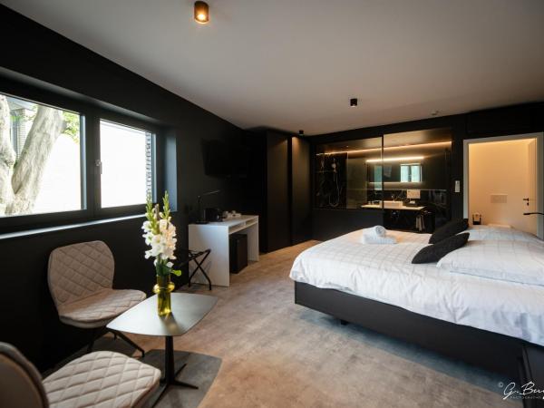 Les Thermes de Spa by La Cour de la Reine Hôtel, Suites & accès gratuit au centre thermal : photo 4 de la chambre suite supérieure avec baignoire spa et accès au bain thermal