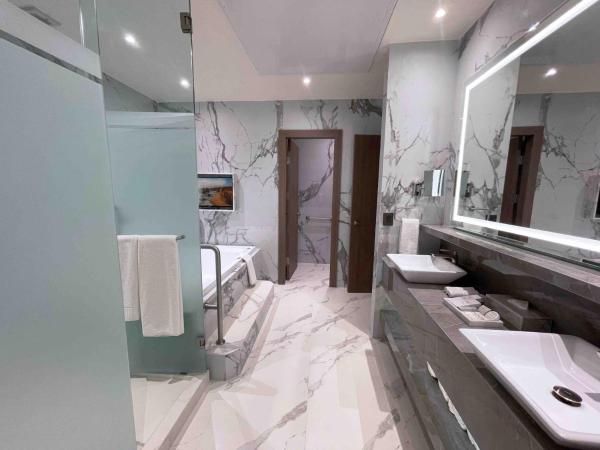 Safi Royal Luxury Metropolitan : photo 3 de la chambre suite avec baignoire spa